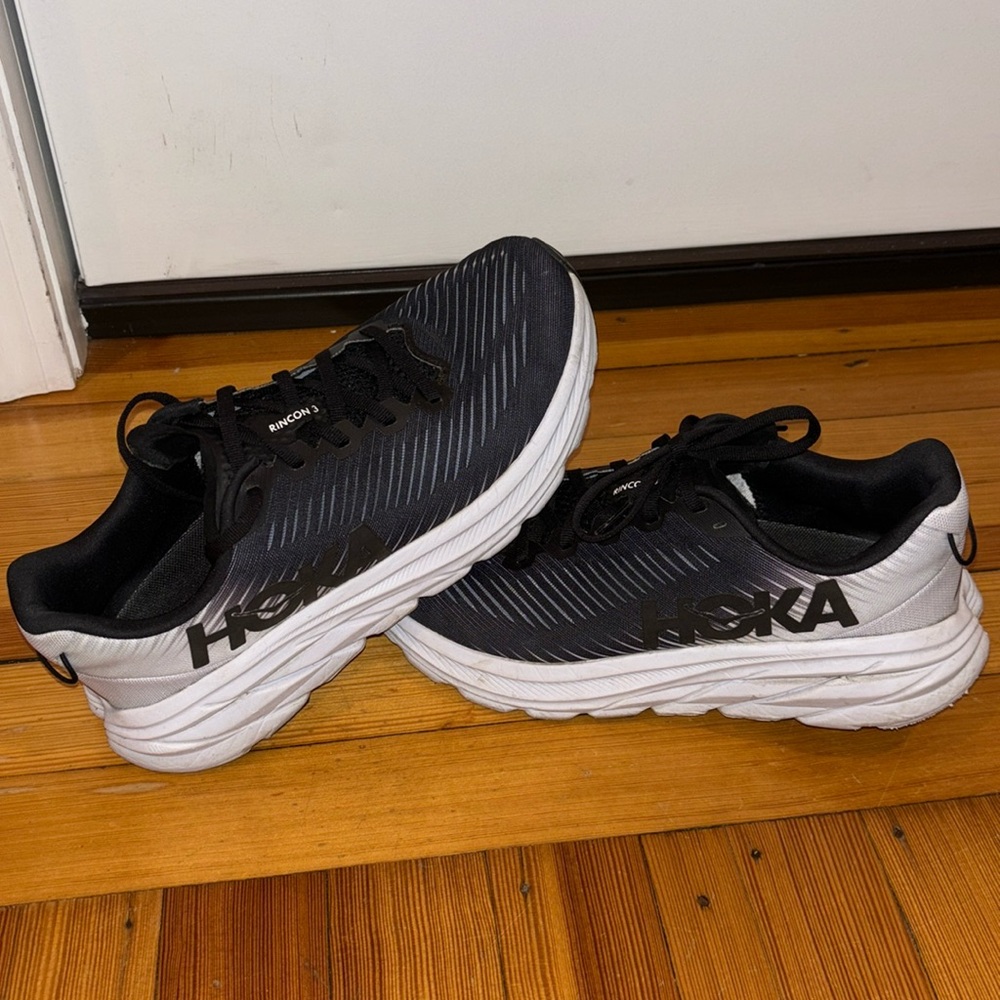 Hoka Rincon 3. Black and white Size 9